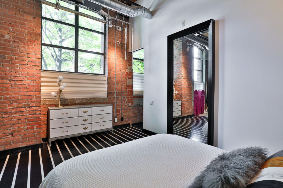 Industrial Schlafzimmer mit weißer Wandfarbe, beigem Boden und Ziegelwänden in Toronto