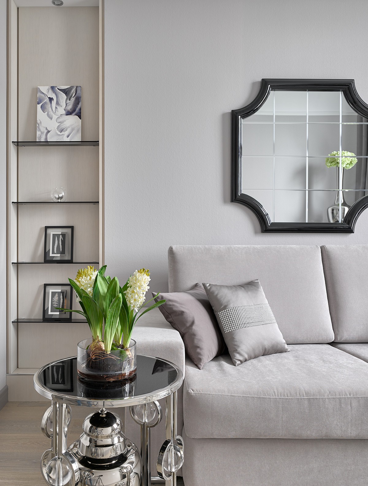 Черно-белая квартира с цветочной спальней