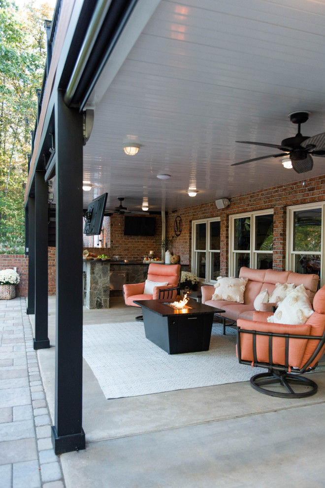 Идея дизайна: двор на заднем дворе в классическом стиле с местом для костра и покрытием из бетонных плит