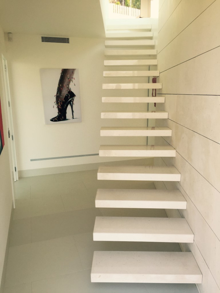 Design ideas for a medium sized modern staircase in Barcelona.
