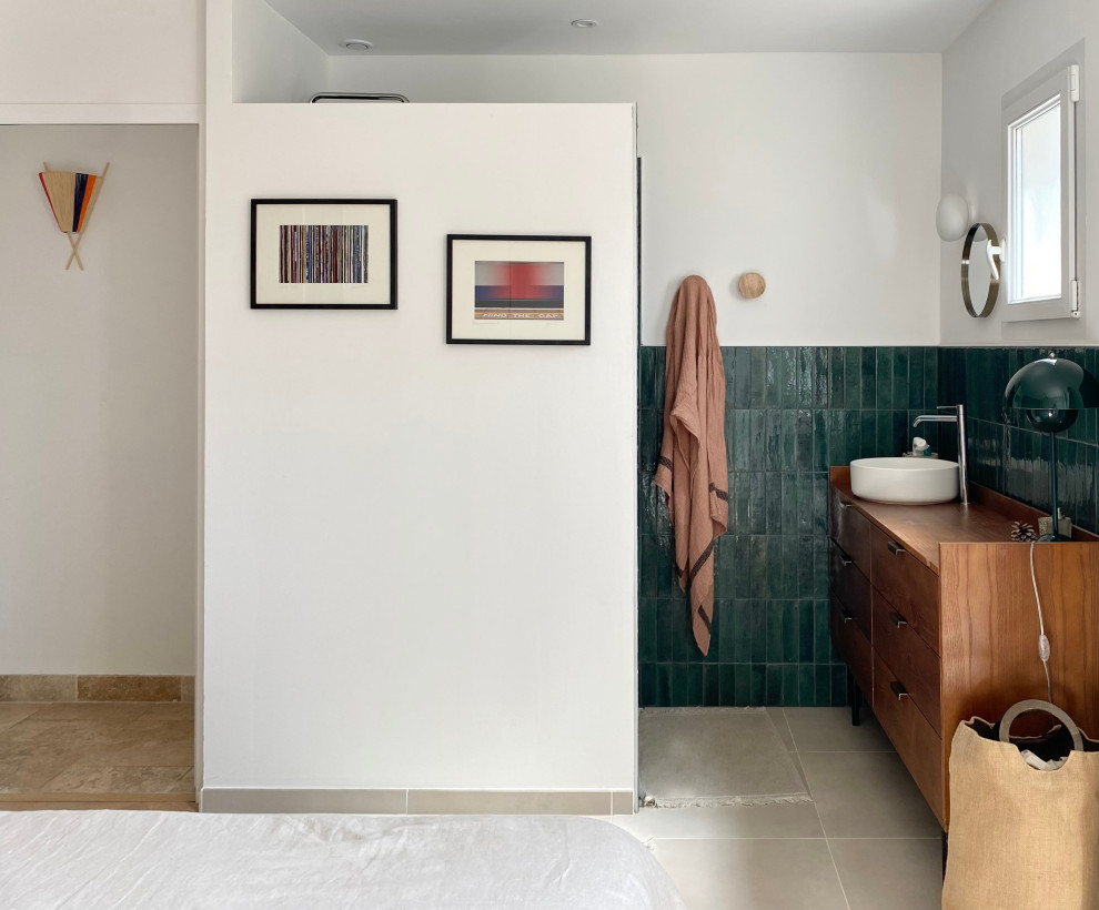 Exempel på ett mellanstort modernt flerfärgad flerfärgat badrum med dusch, med bruna skåp, en kantlös dusch, grön kakel, vita väggar, cementgolv, ett nedsänkt handfat, träbänkskiva, beiget golv och med dusch som är öppen