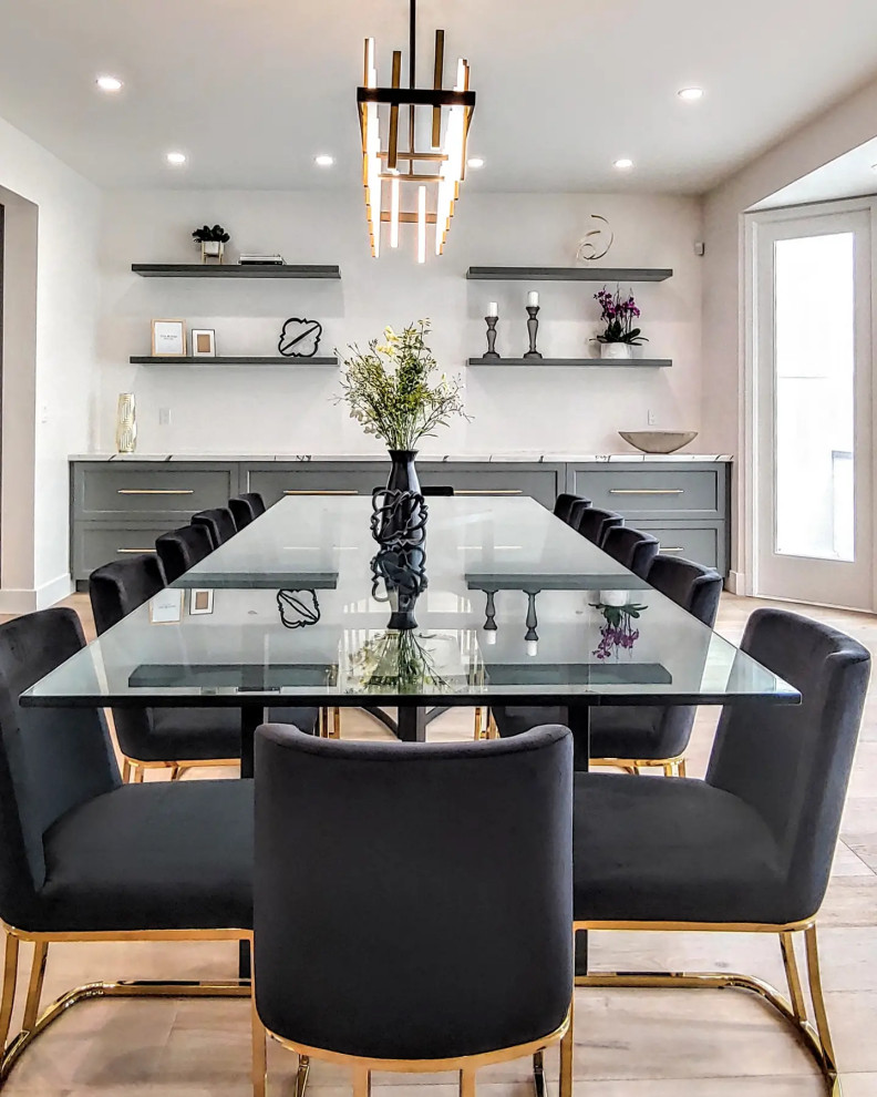 Idee per una grande sala da pranzo aperta verso la cucina minimalista con pareti bianche e parquet chiaro