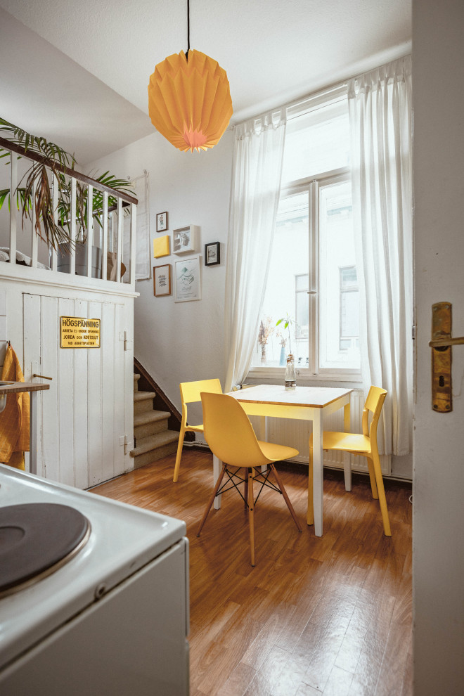 Kleines, Offenes Skandinavisches Wohnzimmer ohne Kamin mit weißer Wandfarbe und hellem Holzboden in Dresden