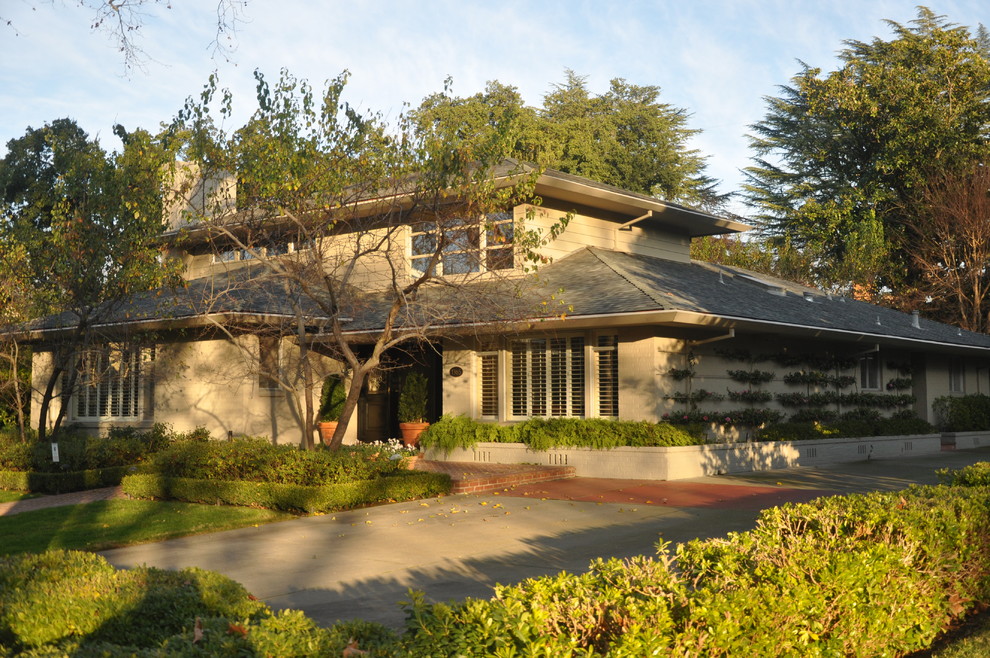 Inspiration for a traditional two-storey exterior in Sacramento with a hip roof.