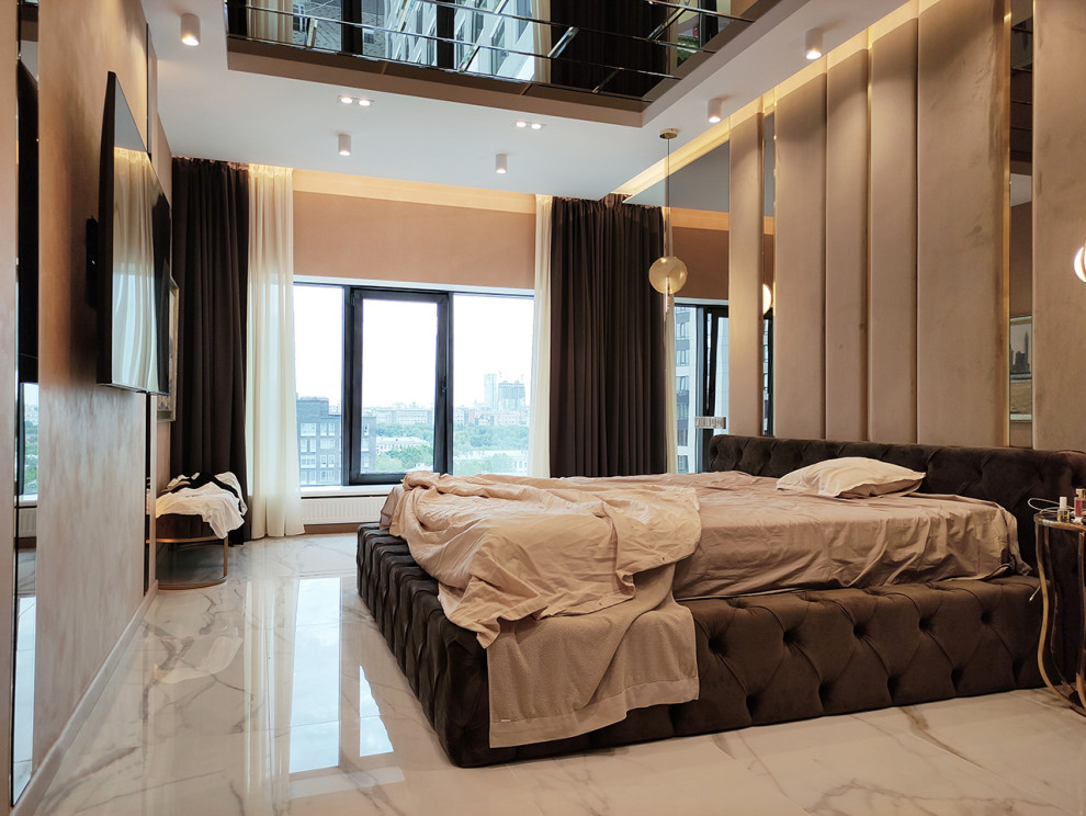 На фото: хозяйская спальня среднего размера в современном стиле с бежевыми стенами, полом из керамогранита, белым полом, многоуровневым потолком, панелями на части стены и акцентной стеной с