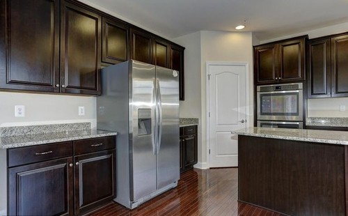 santa cecilia light granite backsplash help - I generally like glass tiles and I've been struggling to figure out what  might give the room a little bit of pop. Thanks for your suggestions!