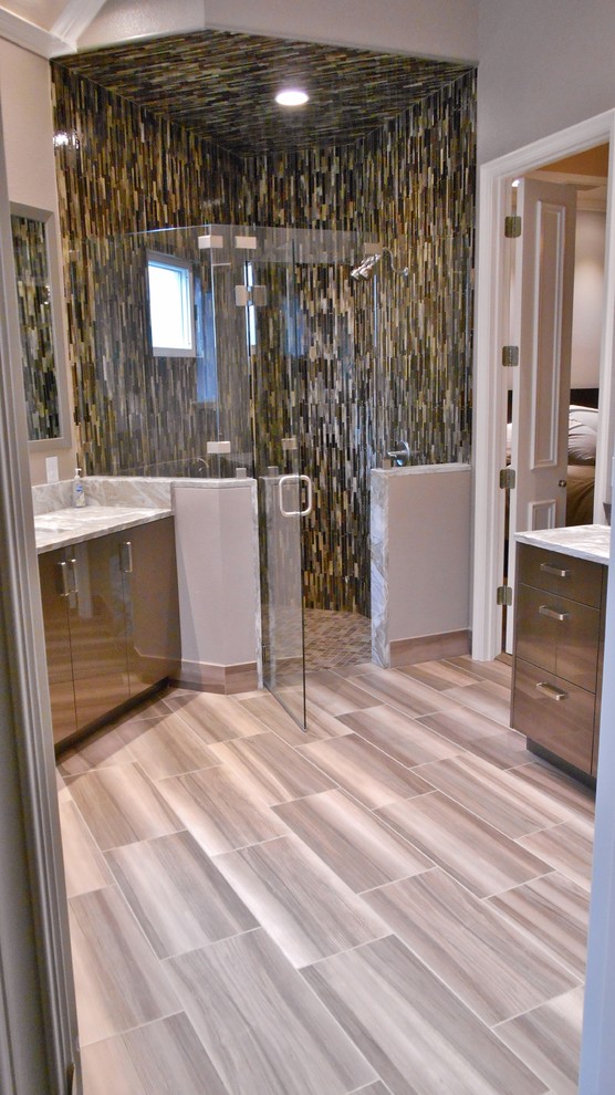 Example of a transitional bathroom design in Dallas