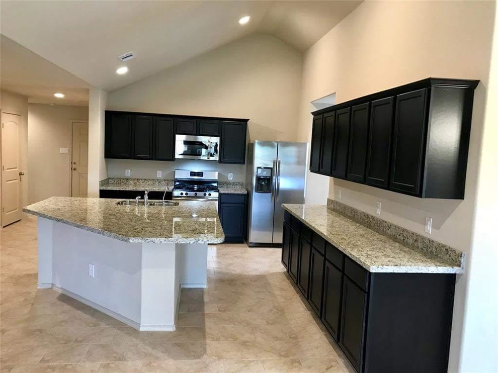 Kitchen - kitchen idea in Houston