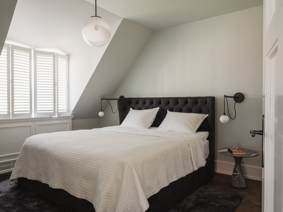 Mittelgroßes Klassisches Schlafzimmer mit grauer Wandfarbe und braunem Holzboden in Frankfurt am Main