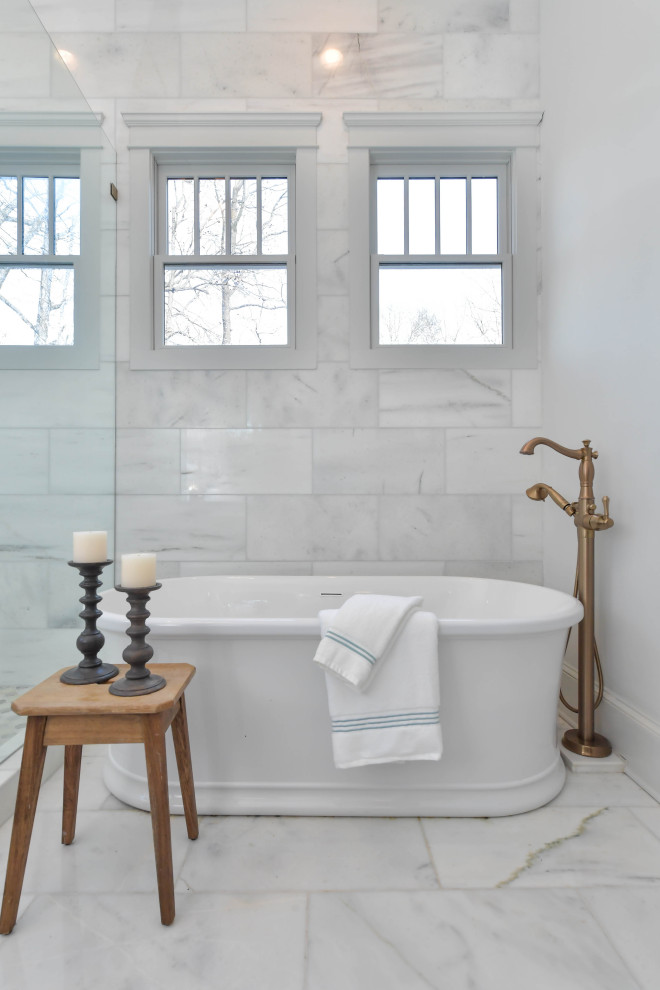 Идея дизайна: большая главная ванная комната в стиле неоклассика (современная классика) с фасадами в стиле шейкер, серыми фасадами, отдельно стоящей ванной, угловым душем, белой плиткой, мраморной плиткой, белыми стенами, мраморным полом, врезной раковиной, мраморной столешницей, белым полом, душем с распашными дверями, разноцветной столешницей, тумбой под две раковины и встроенной тумбой