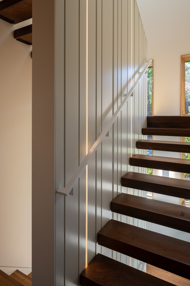 Mittelgroße Moderne Treppe in U-Form mit offenen Setzstufen und Holzwänden in Seattle