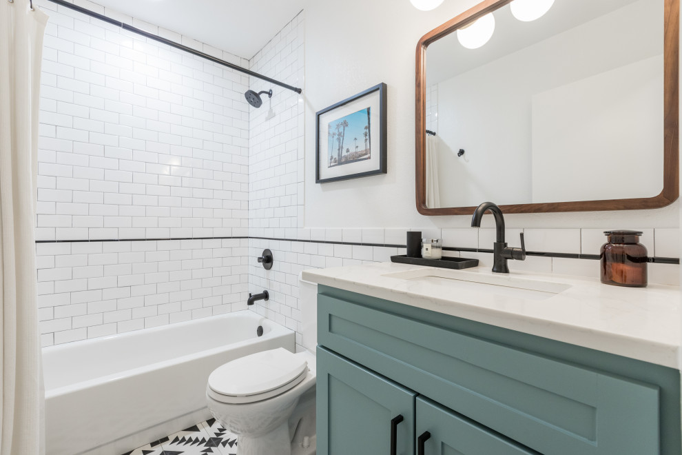 Идея дизайна: маленькая детская ванная комната в современном стиле с белыми фасадами, ванной в нише, душем над ванной, унитазом-моноблоком, белой плиткой, керамической плиткой, белыми стенами, врезной раковиной, мраморной столешницей, черным полом, шторкой для ванной, белой столешницей, тумбой под одну раковину и встроенной тумбой для на участке и в саду