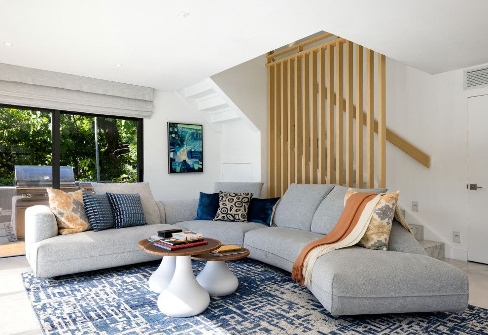 Immagine di un soggiorno minimalista con pareti bianche, pavimento in cemento e pavimento grigio