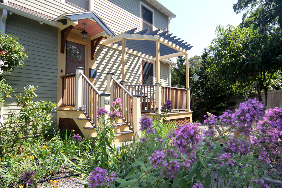 Foto di un portico american style di medie dimensioni e davanti casa con un parasole e parapetto in legno
