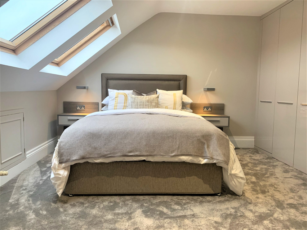 Свежая идея для дизайна: хозяйская спальня среднего размера в современном стиле с ковровым покрытием и серым полом - отличное фото интерьера