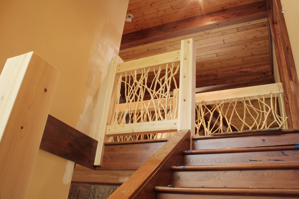 Example of a mountain style home design design in Detroit