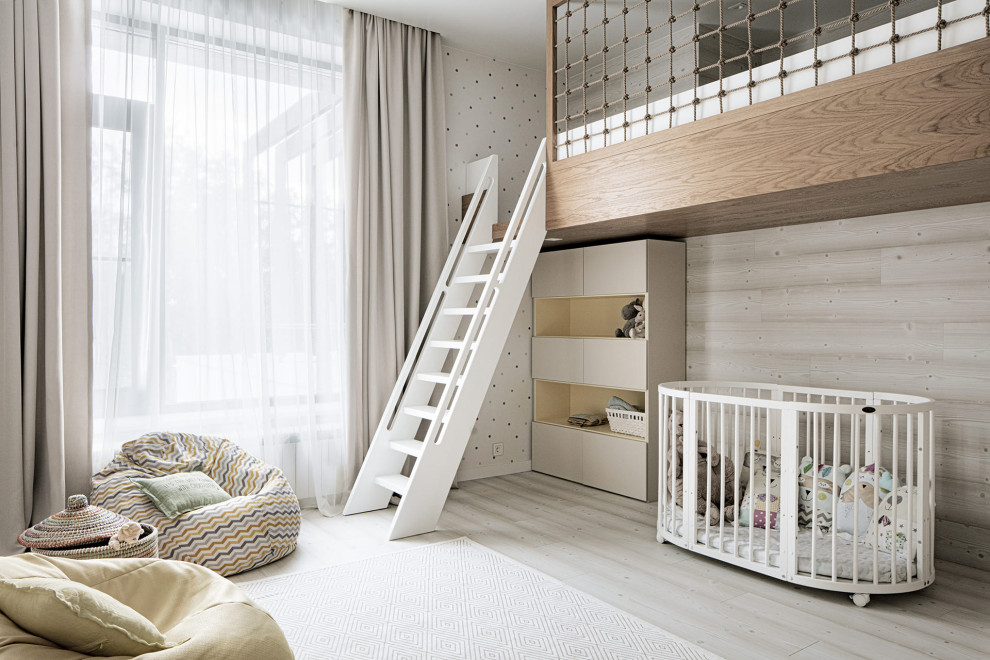 Большой красивый белый дом