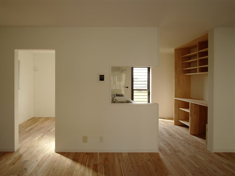 Aménagement d'une petite cuisine ouverte linéaire moderne en bois brun avec un placard sans porte, un plan de travail en surface solide, une crédence blanche, un sol en bois brun, aucun îlot, un sol beige, un plan de travail blanc et un plafond en papier peint.