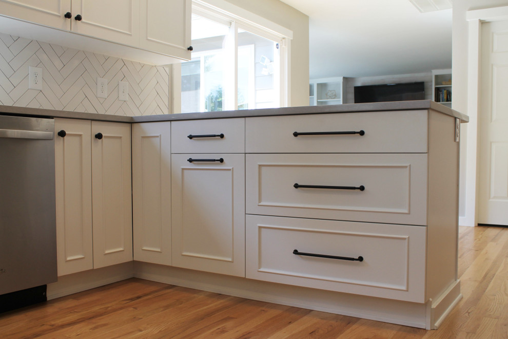 Mid-sized transitional u-shaped medium tone wood floor eat-in kitchen photo in Seattle with an undermount sink, shaker cabinets, white cabinets, quartz countertops, white backsplash, ceramic backsplash, stainless steel appliances, a peninsula and gray countertops