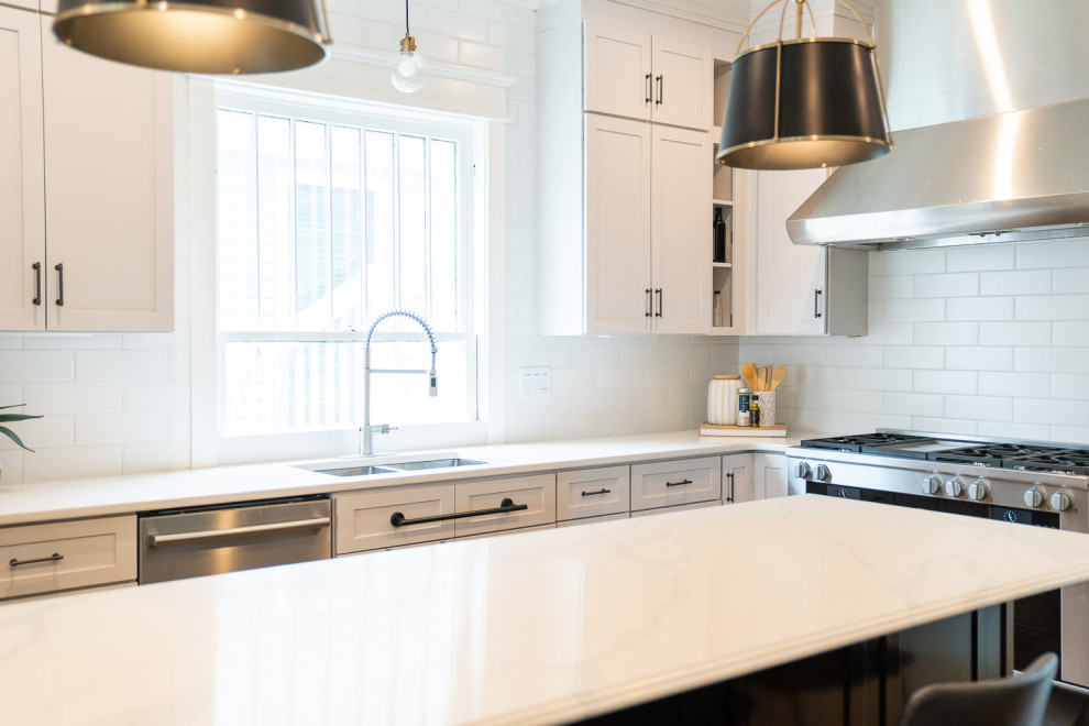 Exempel på ett mellanstort amerikanskt vit vitt l-kök, med en dubbel diskho, skåp i shakerstil, vita skåp, bänkskiva i kvarts, vitt stänkskydd, stänkskydd i keramik, rostfria vitvaror, mellanmörkt trägolv, en köksö och brunt golv