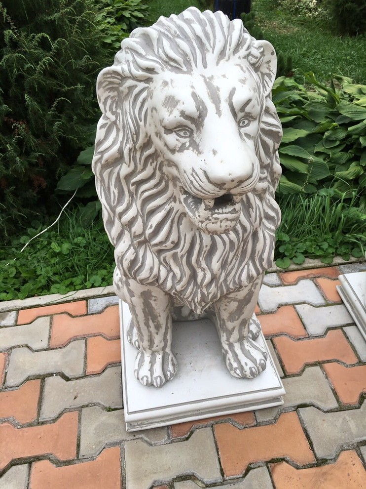 Скульптуры львов в белом цвете под старину