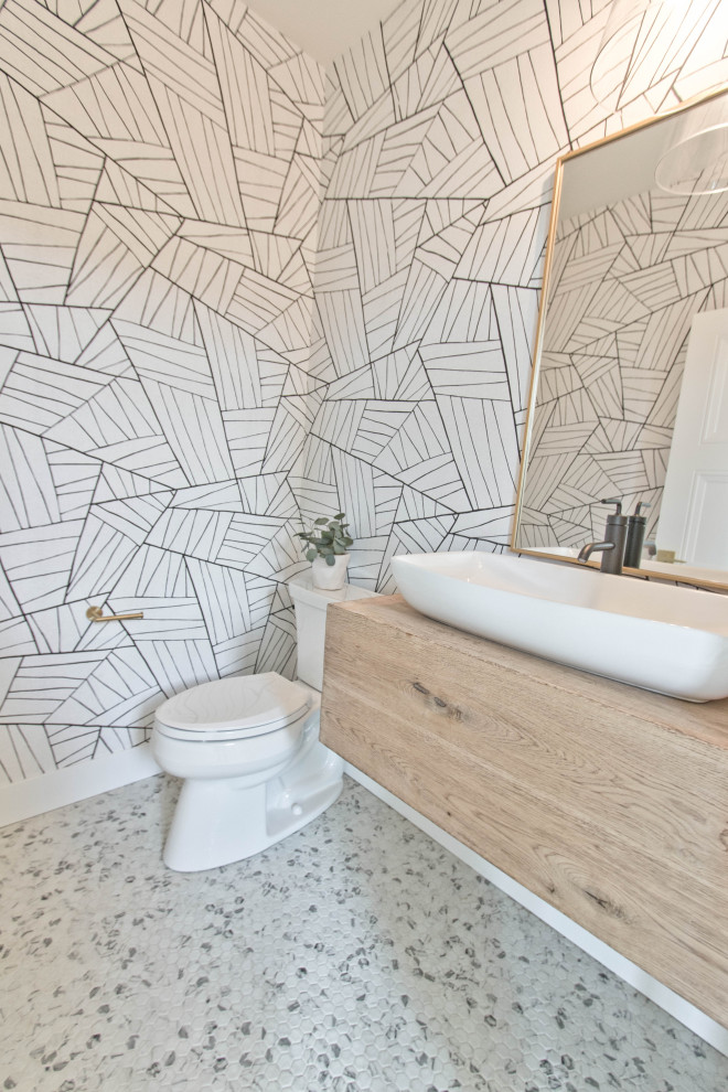Moderne Gästetoilette mit Wandtoilette mit Spülkasten, Mosaik-Bodenfliesen, Aufsatzwaschbecken, Waschtisch aus Holz, buntem Boden, schwebendem Waschtisch und Tapetenwänden in Sonstige