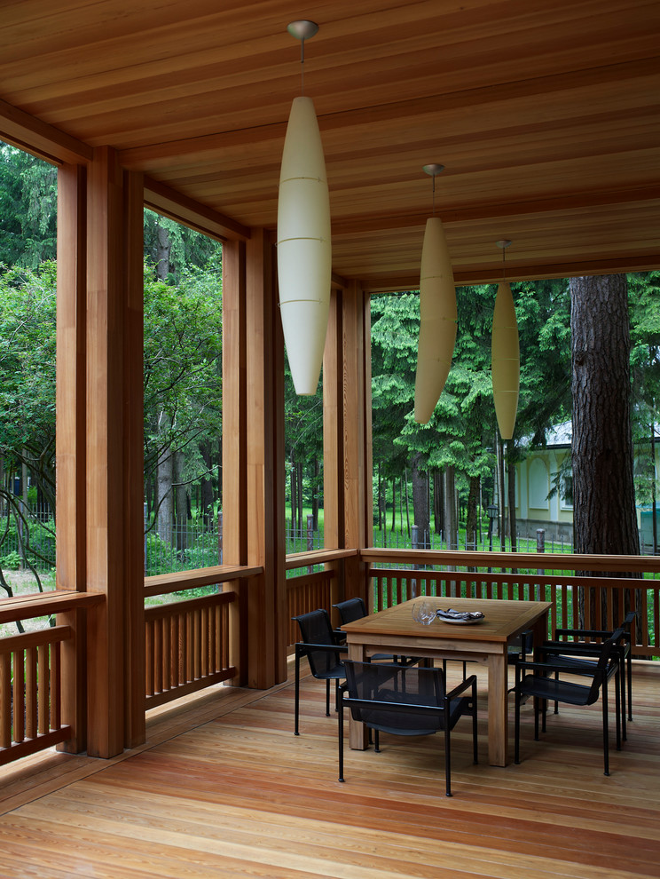 This is an example of a contemporary verandah in Moscow.