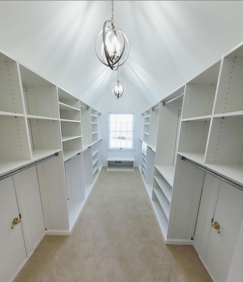 Идея дизайна: гардеробная комната среднего размера, унисекс в стиле неоклассика (современная классика) с плоскими фасадами, белыми фасадами, ковровым покрытием, бежевым полом и сводчатым потолком