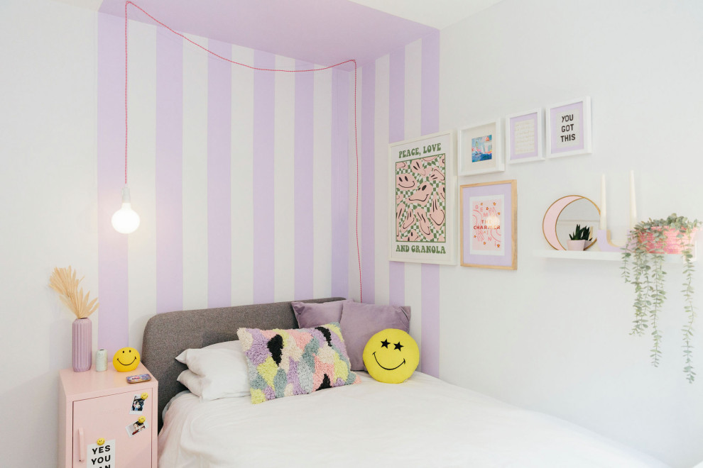 Inspiration för ett mellanstort funkis barnrum kombinerat med sovrum, med lila väggar, ljust trägolv och brunt golv