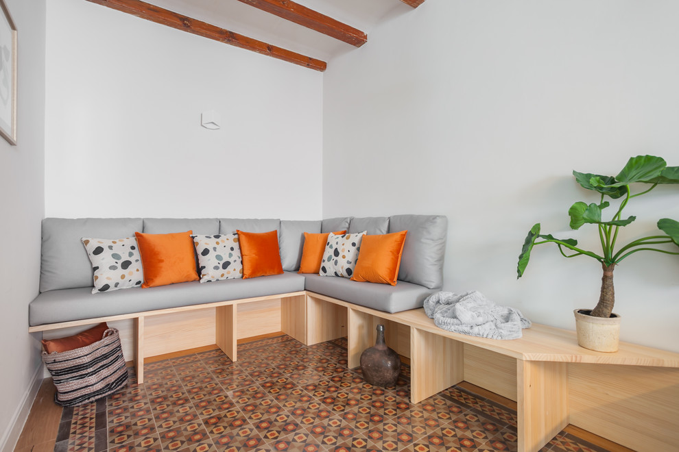 Imagen de comedor de cocina clásico renovado de tamaño medio con paredes blancas, suelo de baldosas de terracota y suelo multicolor