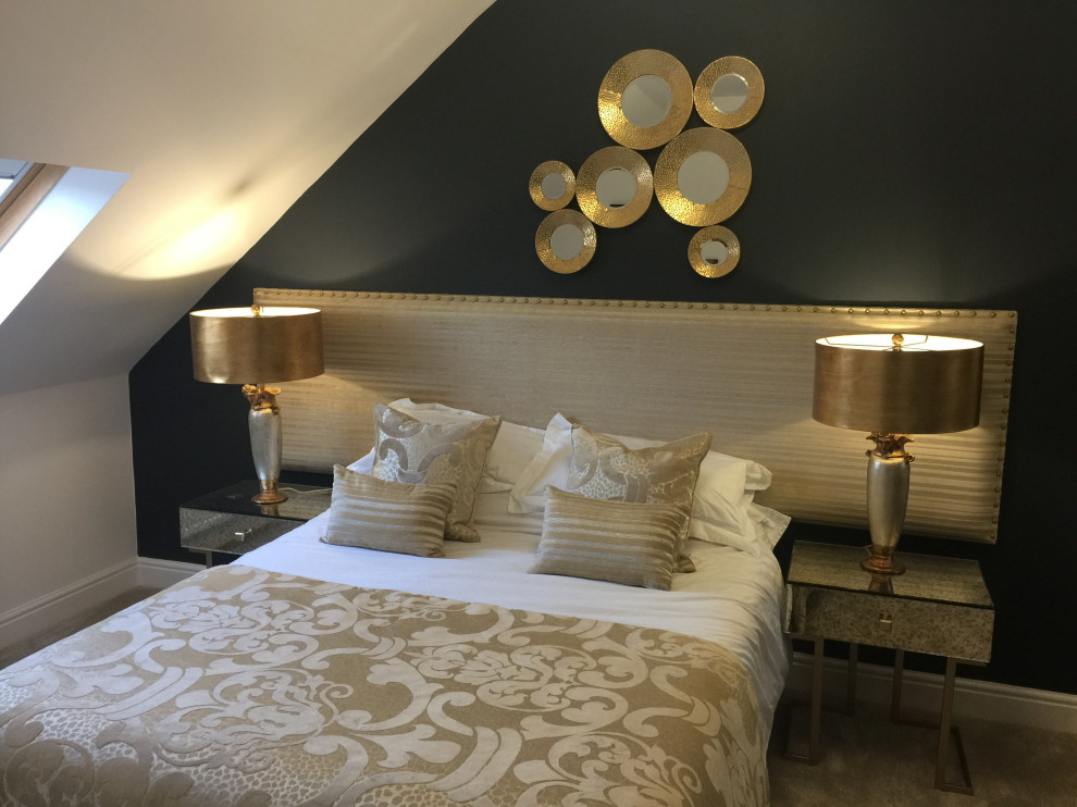 Modelo de dormitorio principal minimalista con paredes azules, moqueta y bandeja