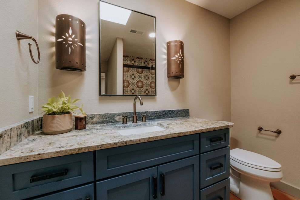 Exempel på ett mellanstort amerikanskt flerfärgad flerfärgat en-suite badrum, med skåp i shakerstil, blå skåp, en dusch i en alkov, en toalettstol med hel cisternkåpa, flerfärgad kakel, kakel i metall, beige väggar, klinkergolv i terrakotta, ett undermonterad handfat, orange golv och med dusch som är öppen