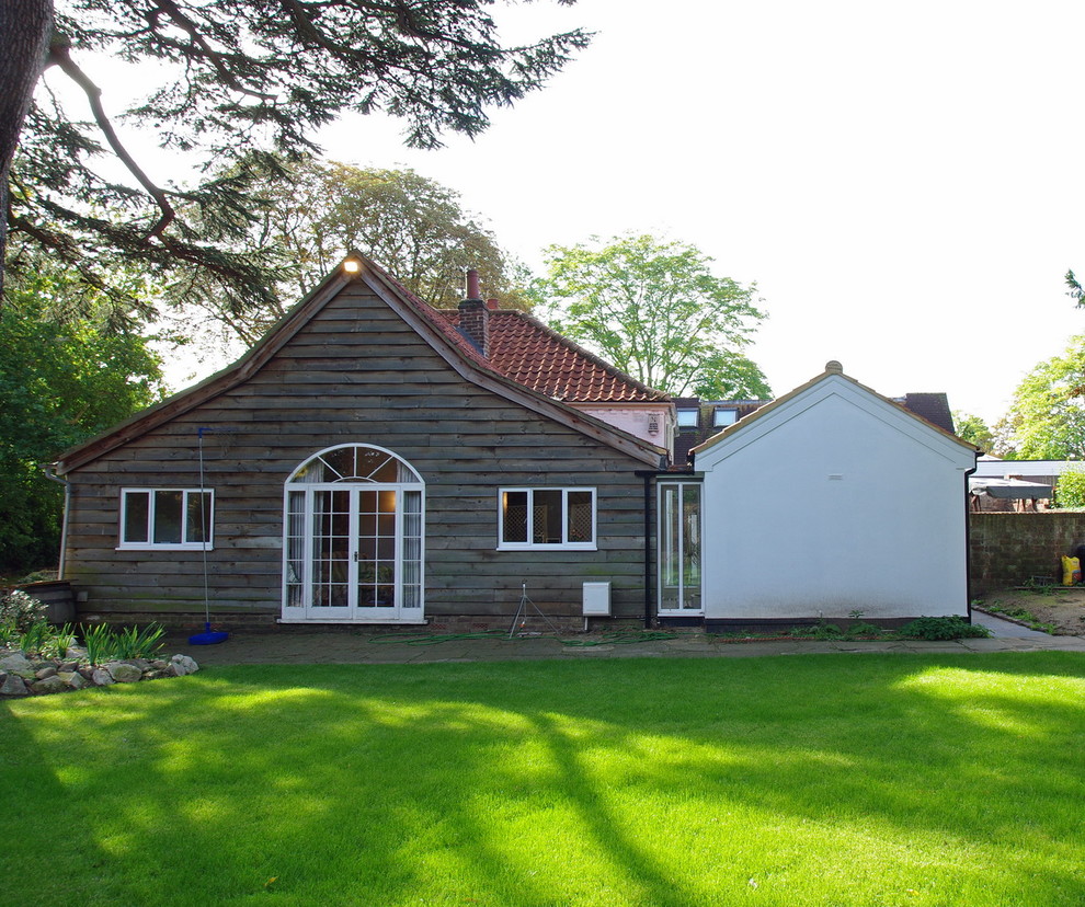 Photo of a contemporary exterior in Surrey.