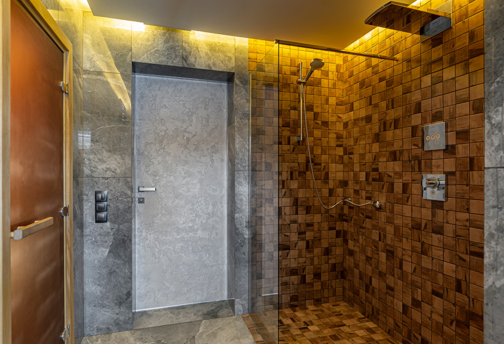 Свежая идея для дизайна: ванная комната среднего размера в современном стиле с открытым душем, серой плиткой, серыми стенами, полом из керамогранита, коричневым полом, шторкой для ванной и нишей - отличное фото интерьера