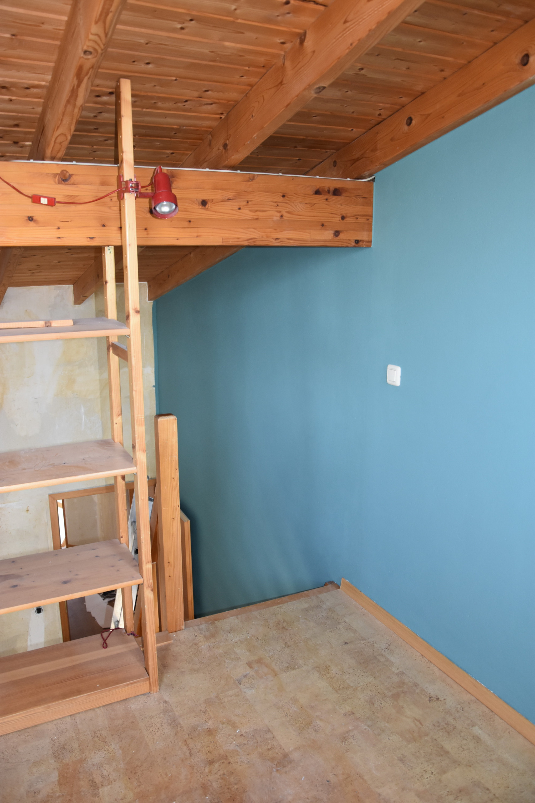 Der blaugrüne Ton auf Mittelwand:  großzügige Raumhöhe von 7,5 m.