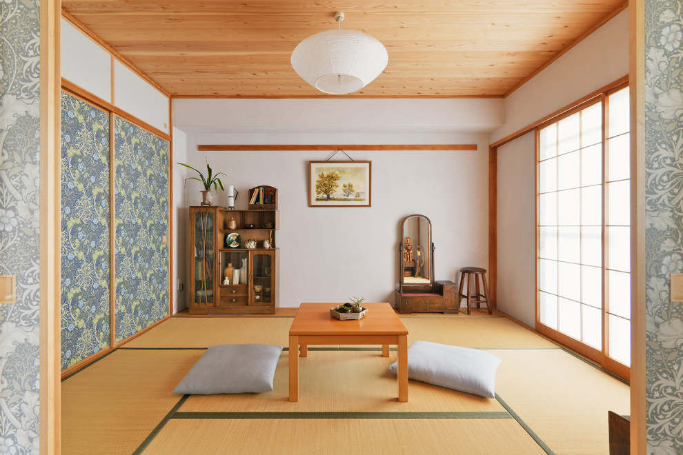 Esempio di un soggiorno etnico con pareti bianche, pavimento beige e soffitto in legno