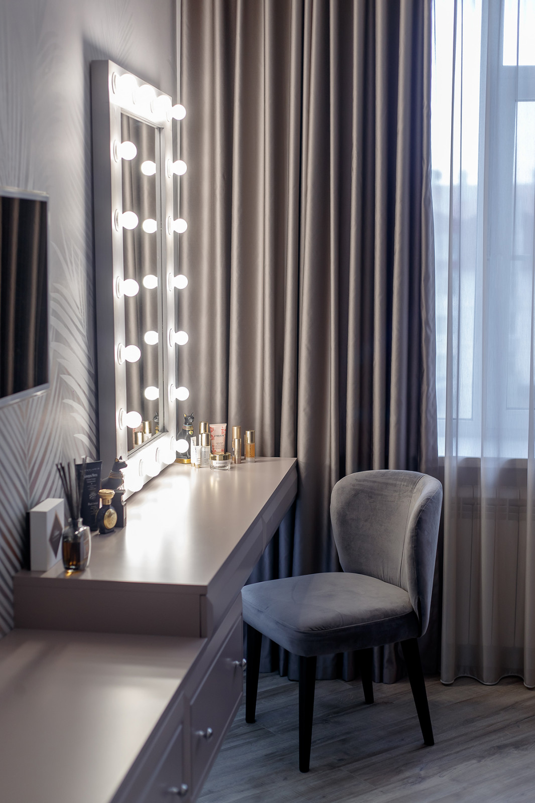 Реализация спальни "Современная классика" в серых тонах