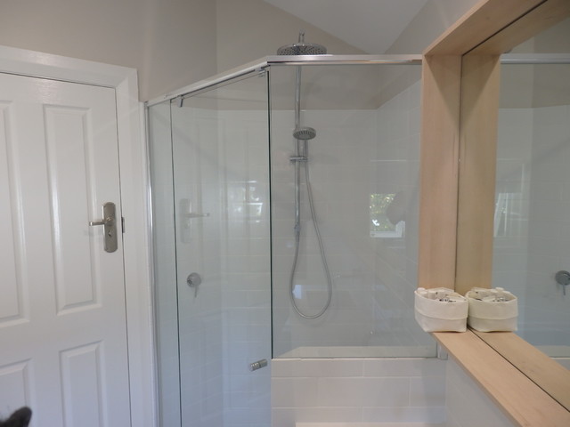 Foto di una grande stanza da bagno padronale scandinava con ante lisce, ante in legno chiaro, vasca da incasso, doccia ad angolo, piastrelle bianche, pareti bianche, lavabo sottopiano, top in quarzo composito e porta doccia a battente