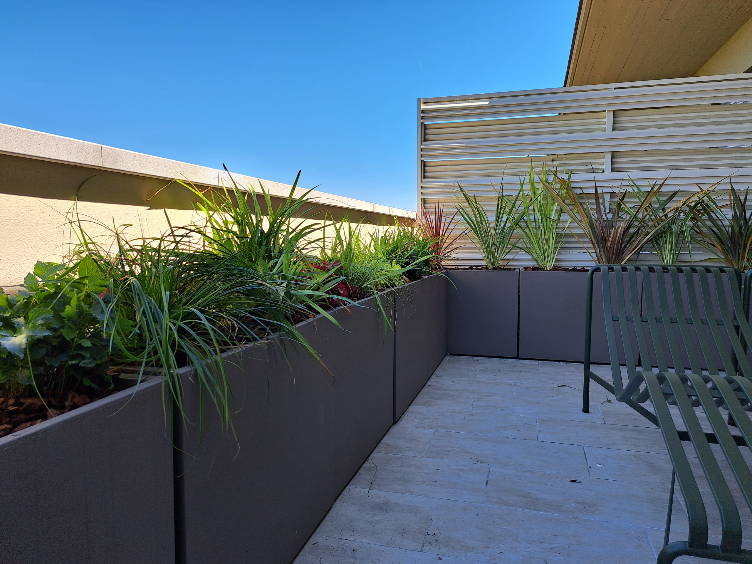 Realizzazione fioriere e vasi per un terrazzo sempreverde (o quasi)