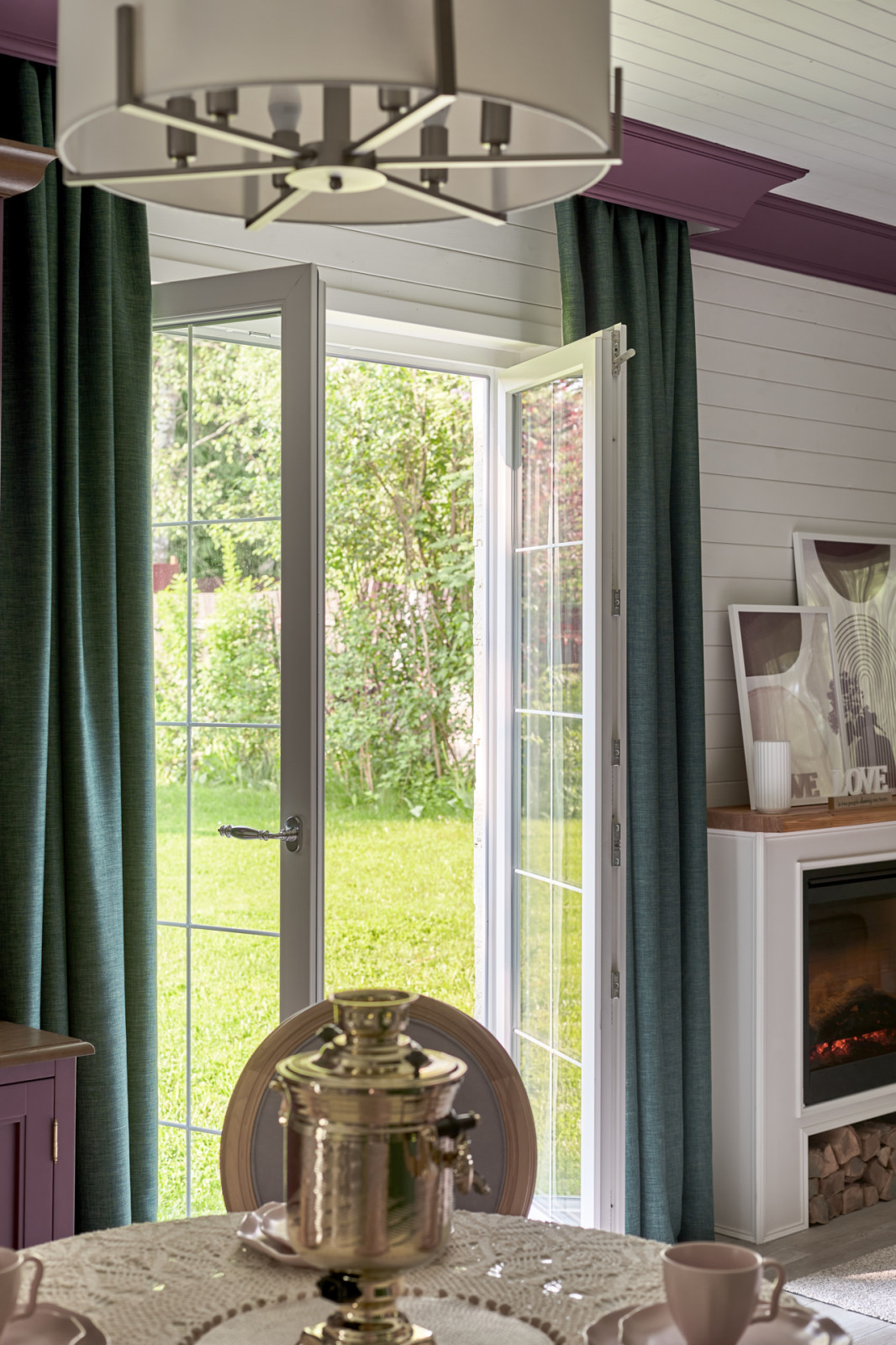 Фиолетовая гостиная-столовая