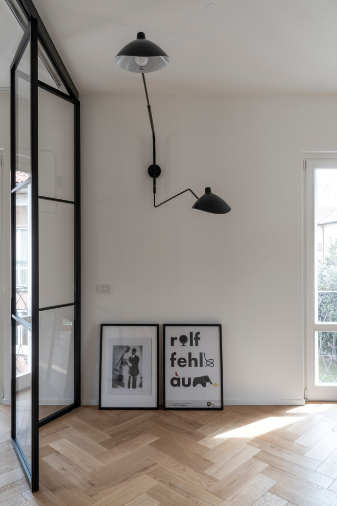 Mittelgroßes Modernes Wohnzimmer mit grauer Wandfarbe und braunem Holzboden in Mailand