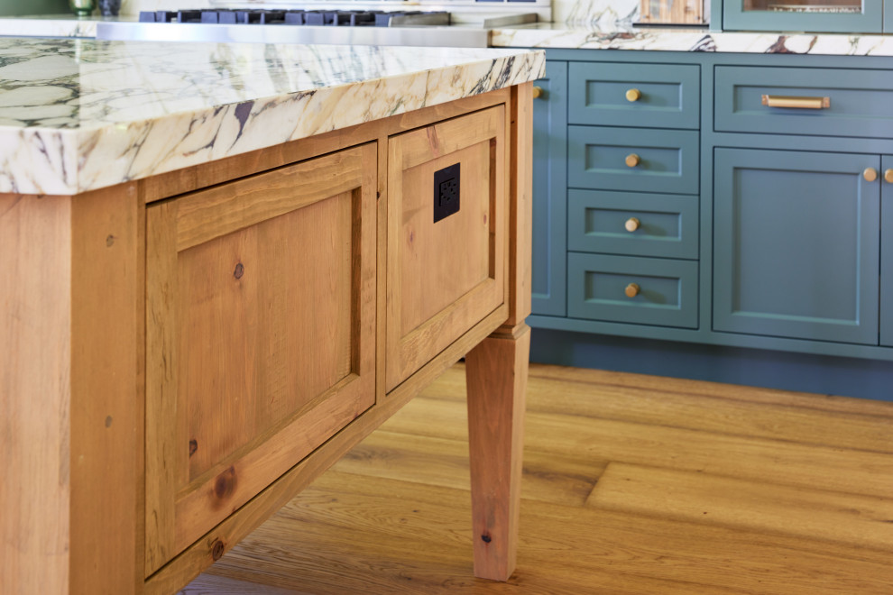 Transitional kitchen photo in Toronto