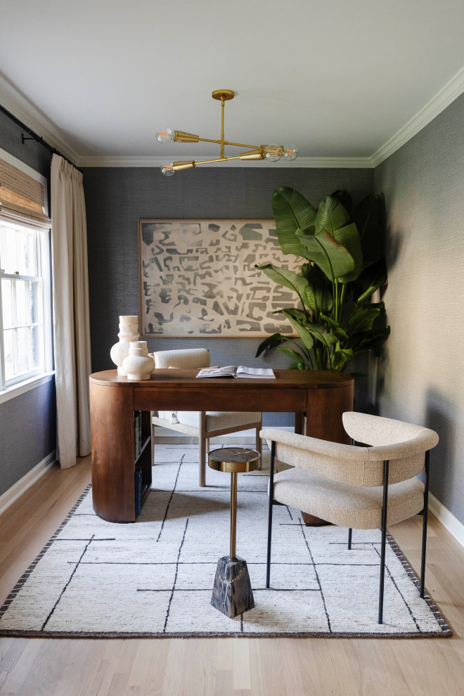 Diseño de despacho actual pequeño con paredes grises, suelo de madera clara, escritorio independiente, suelo amarillo y papel pintado