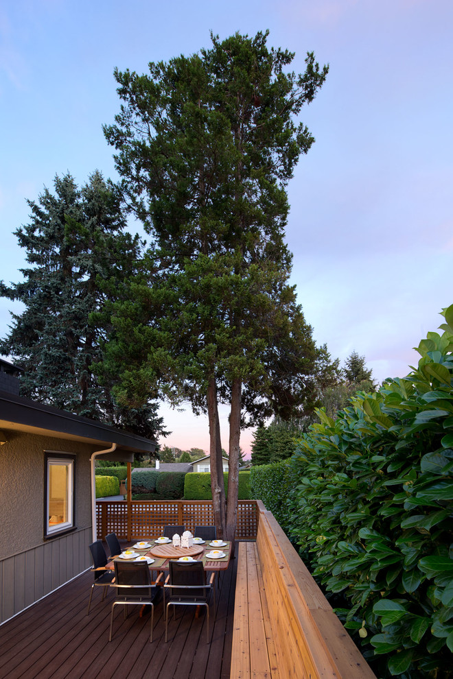 Inspiration for a transitional deck in Vancouver.