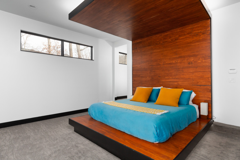 Стильный дизайн: большая хозяйская спальня в стиле ретро с белыми стенами, ковровым покрытием и серым полом без камина - последний тренд