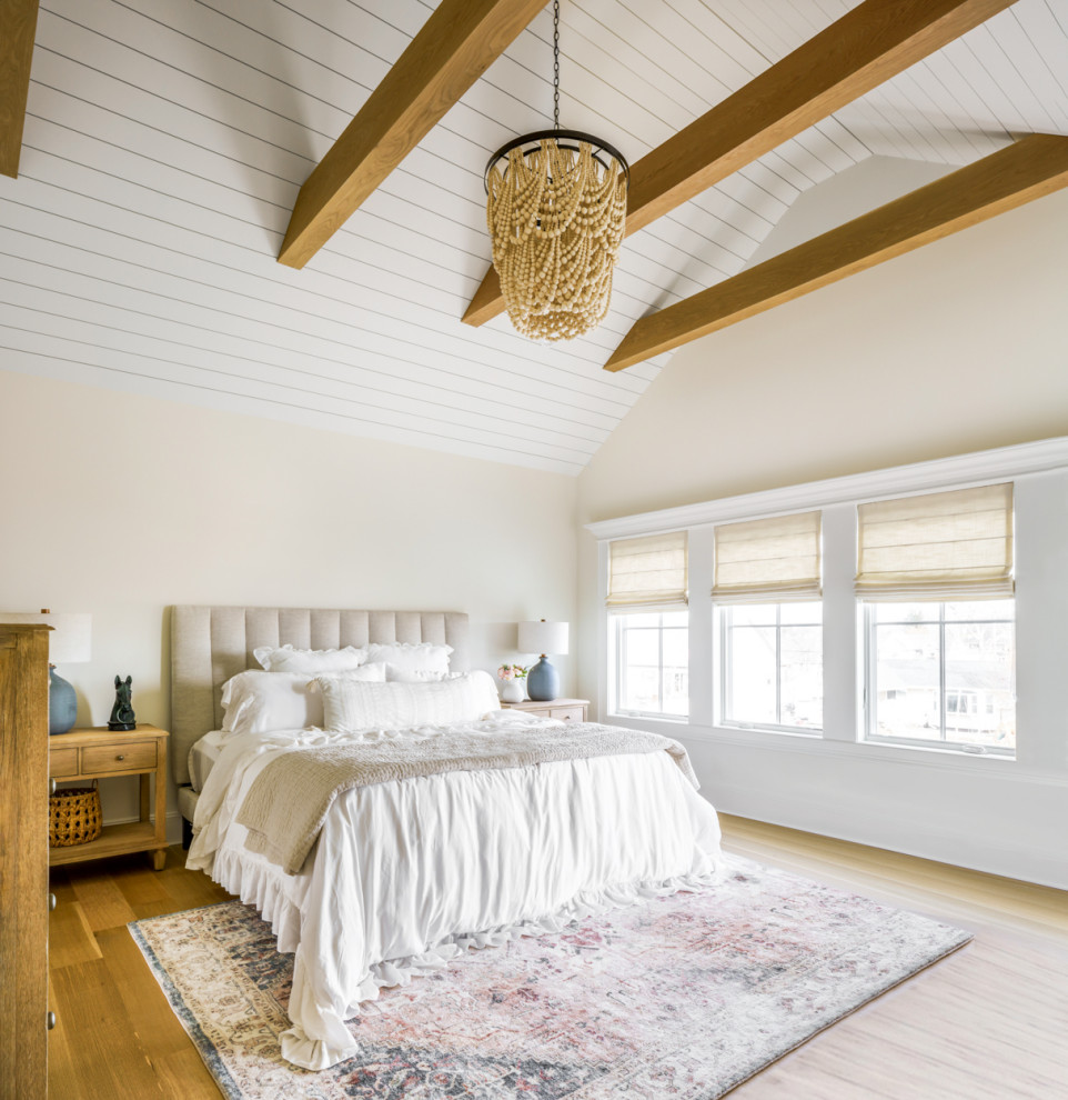 Großes Country Schlafzimmer mit beiger Wandfarbe und hellem Holzboden in New York