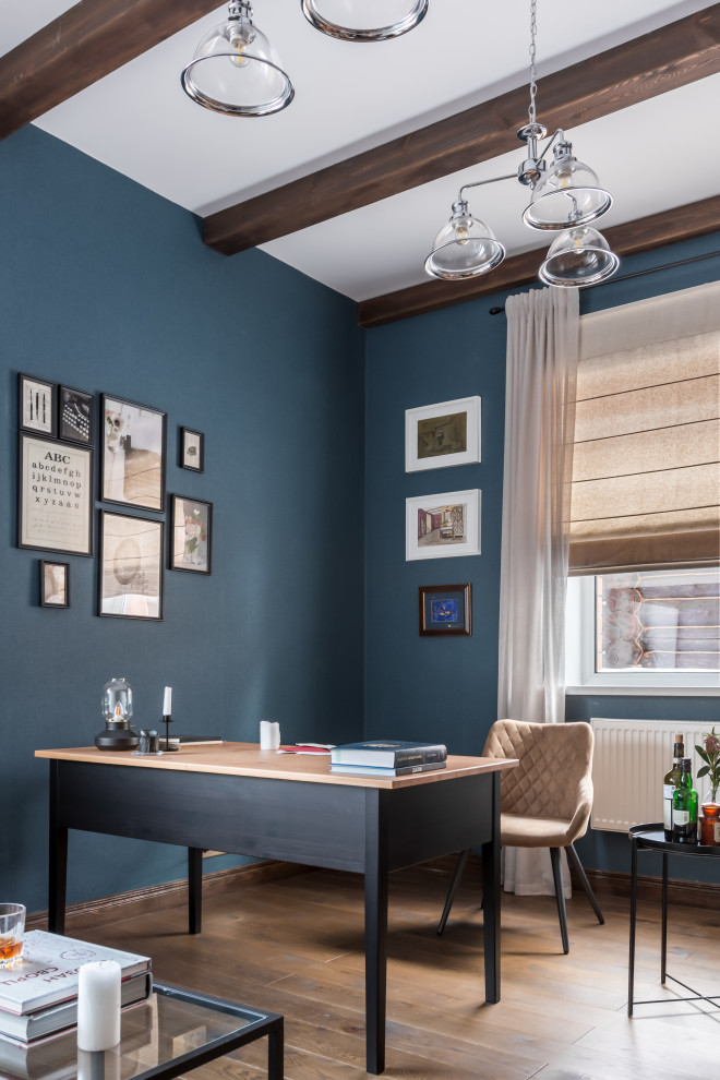 Mittelgroßes Landhausstil Lesezimmer mit blauer Wandfarbe, dunklem Holzboden, freistehendem Schreibtisch, braunem Boden, freigelegten Dachbalken und Tapetenwänden in Moskau