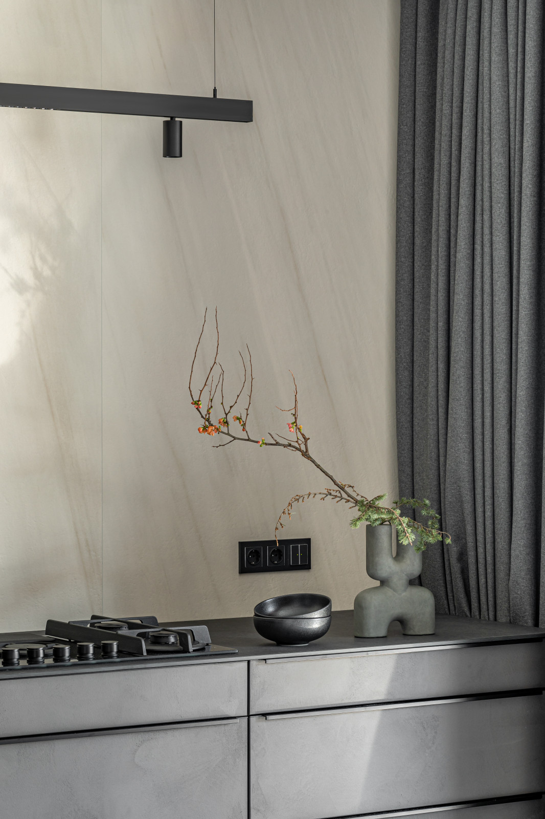 Камень внизу, дерево вверху.