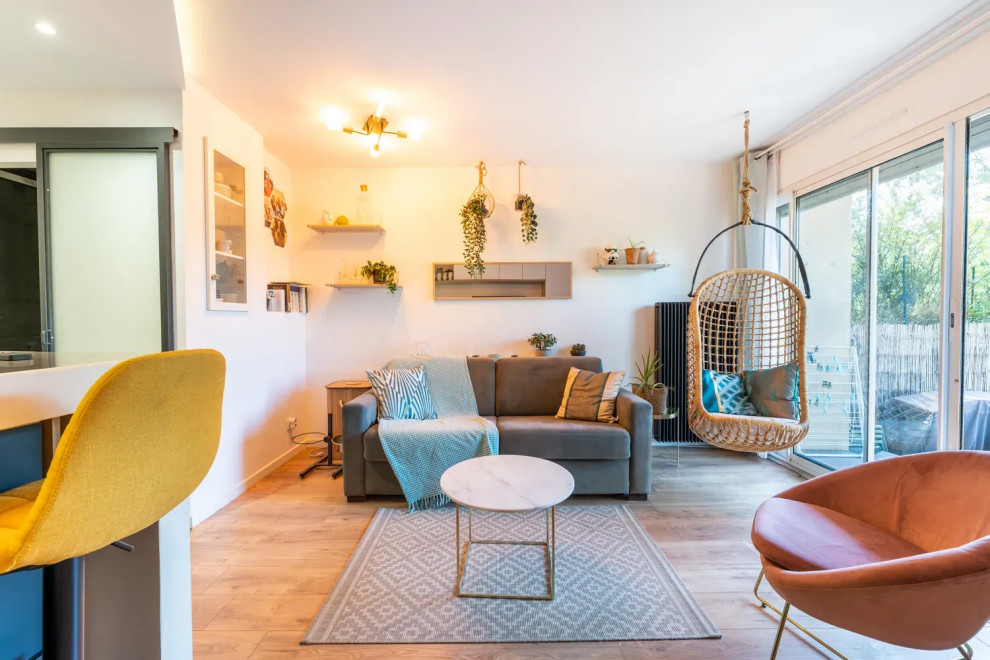 Foto di un piccolo soggiorno design aperto con pareti bianche e parquet chiaro