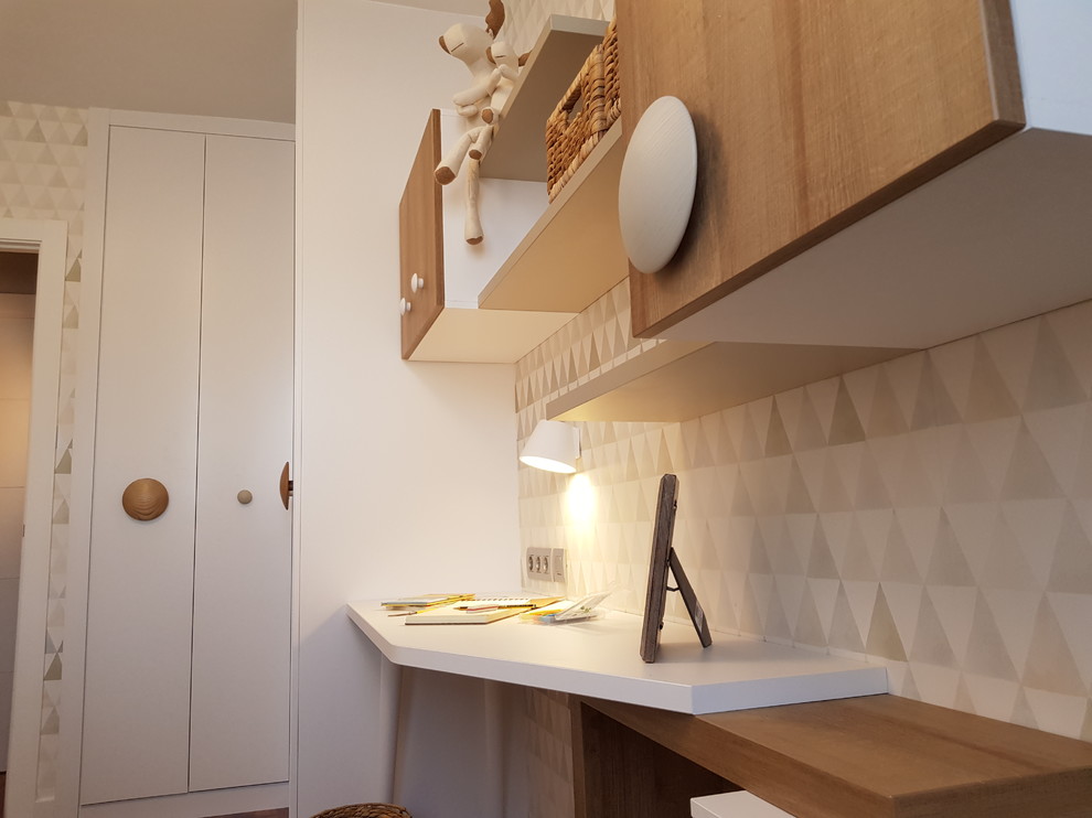 Diseño de dormitorio infantil de 1 a 3 años escandinavo con escritorio